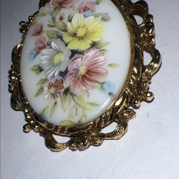 Floral Cameo Brooch with Gold Frame - Picture 3 of 5